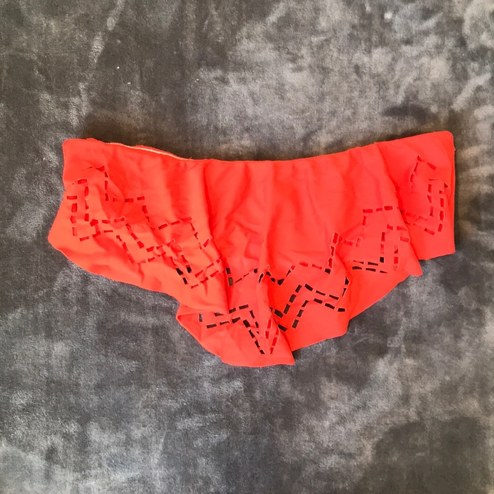 Ruffle strapless swim top